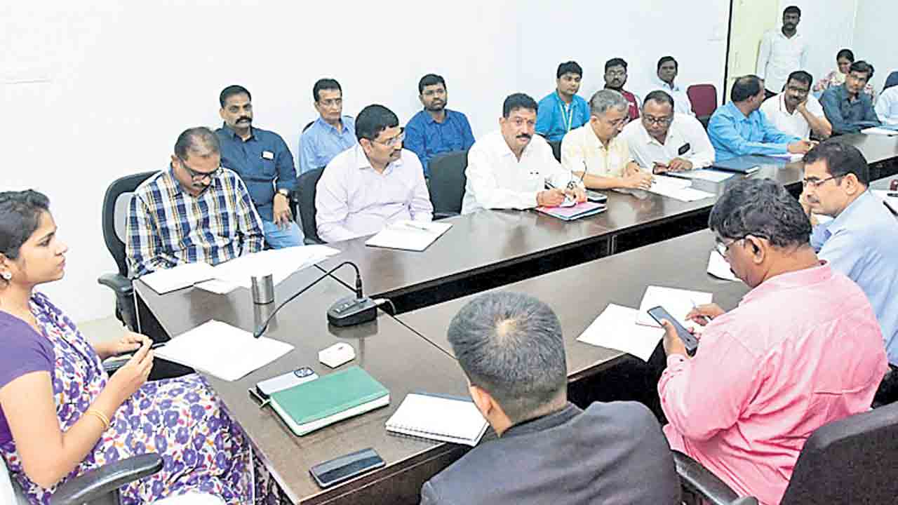 సీఎస్‌ఆర్‌ పనుల్లో వేగం పెంచాలి