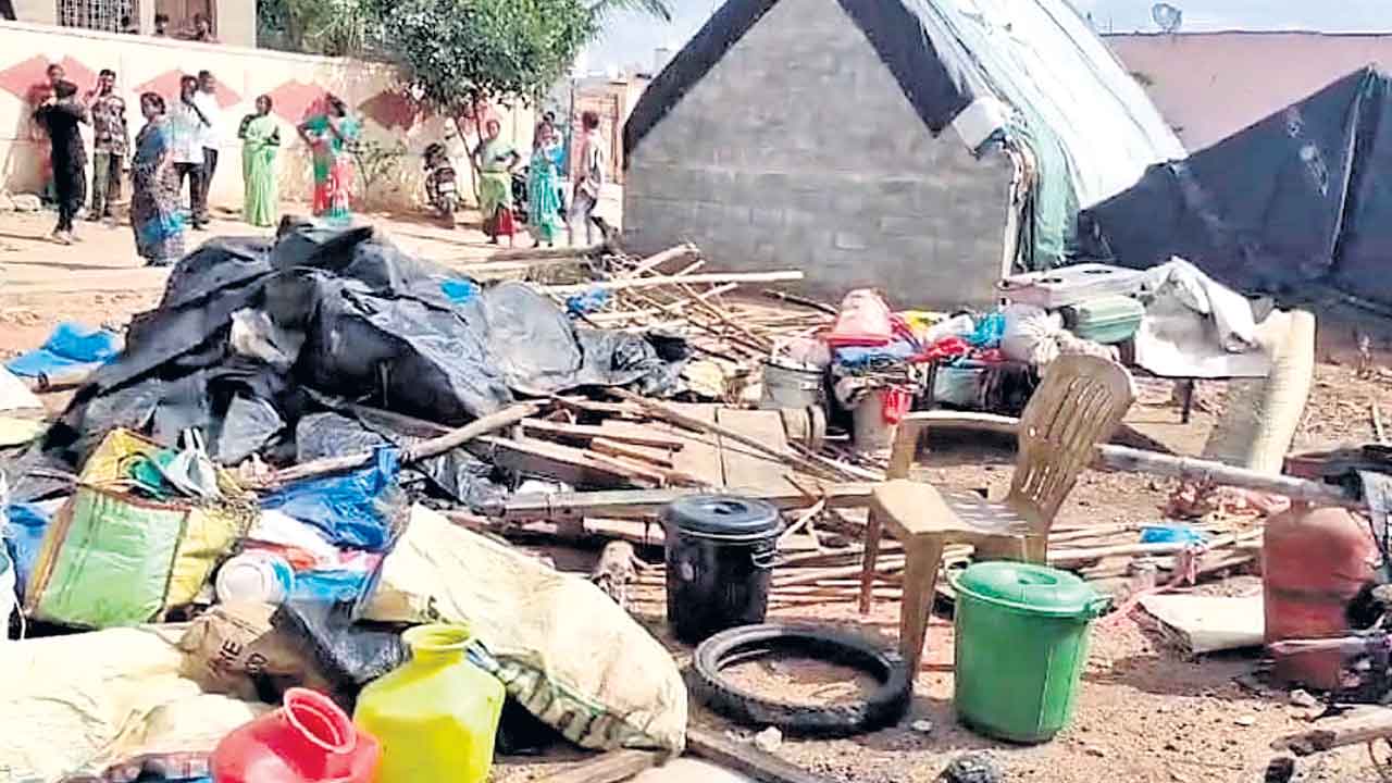 గుడిసెను కూల్చేసిన కాంగ్రెస్‌ కౌన్సిలర్‌ భర్త