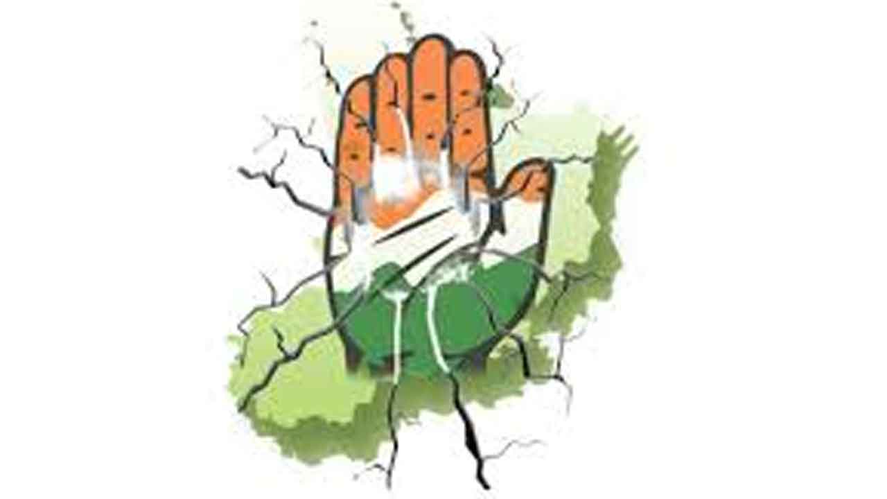 ఆరెకరాల పొలంపై కాంగ్రెస్‌ నేత కన్ను