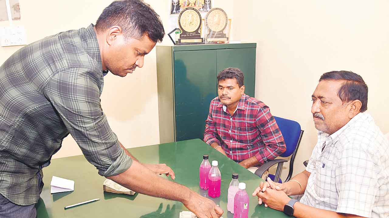 64 లక్షల బిల్లుకు 15 లక్షలు లంచం.. ఏసీబీకి చిక్కిన డీసీఎంఎస్ మేనేజర్