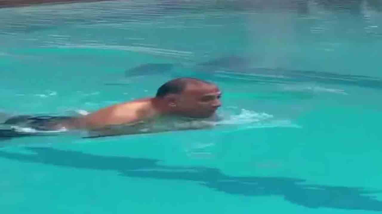 డెంగ్యూ, మలేరియా ప్రబలుతుంటే స్విమ్మింగ్‌ పూల్‌లో సేదతీరిన ఆరోగ్య శాఖ మంత్రి