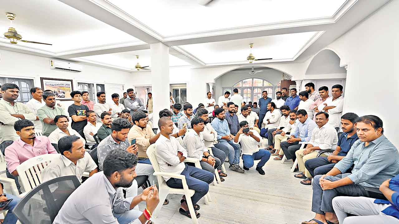 DSC | వెబ్‌సైట్‌లో హాల్‌టికెట్లు.. డీఎస్సీ వాయిదాకు ఢిల్లీకి నిరుద్యోగులు