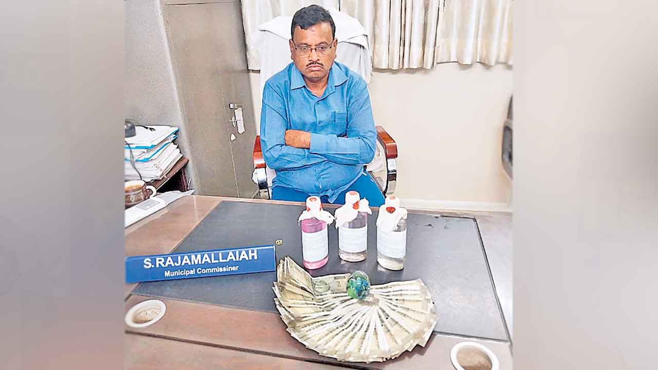 ఏసీబీకి చిక్కిన దమ్మాయిగూడ మున్సిపల్‌ కమిషనర్‌