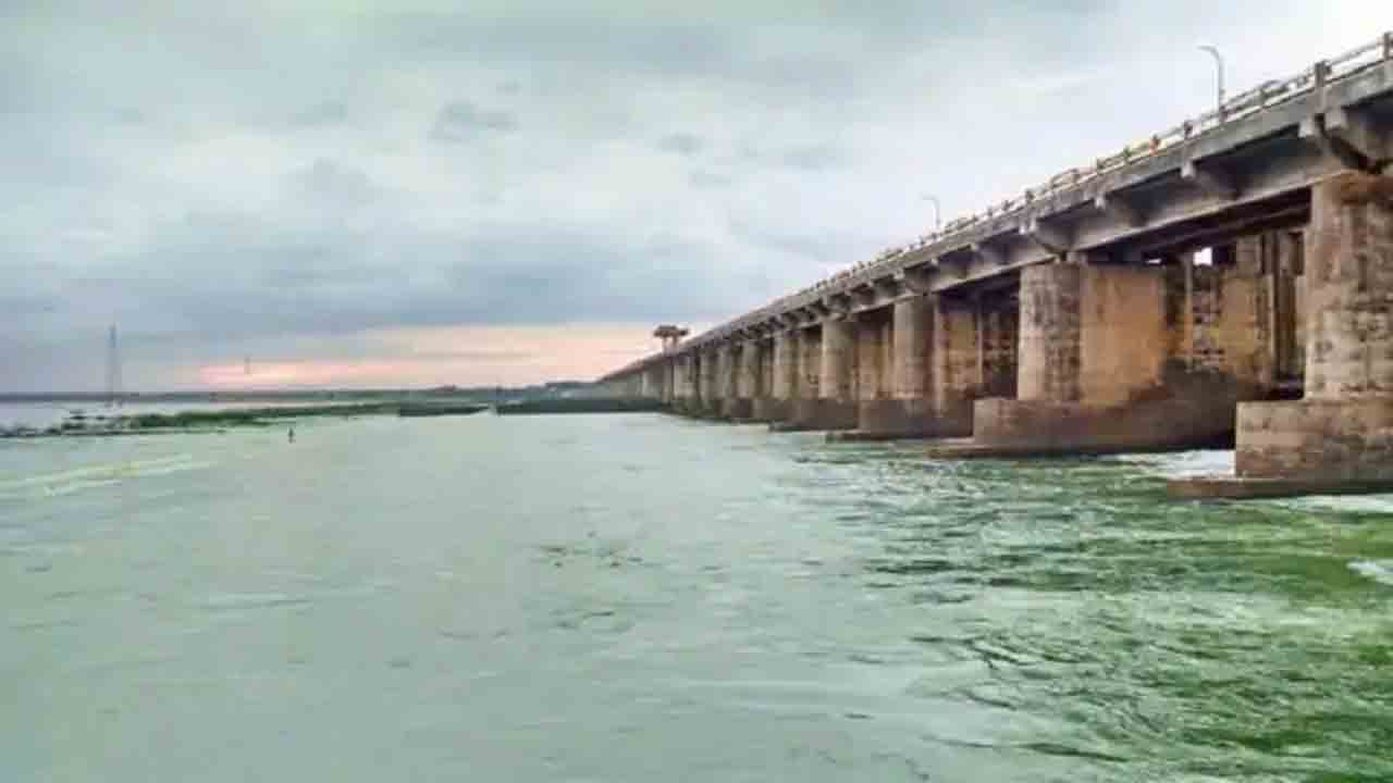 Dhavaleswaram | ధవళేశ్వరం వద్ద కొనసాగుతున్న మొదటి ప్రమాద హెచ్చరిక