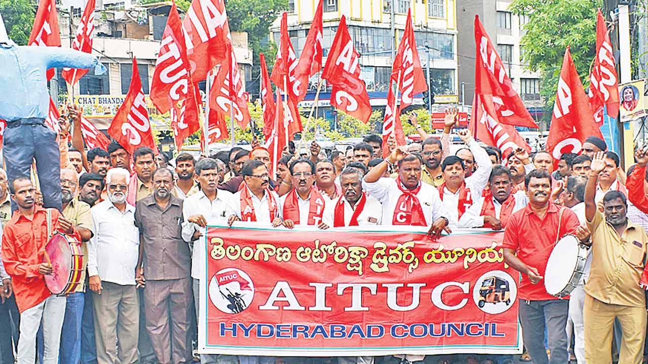 ఆటో డ్రైవర్ల హామీలను అమలు చేయాలని ధర్నా