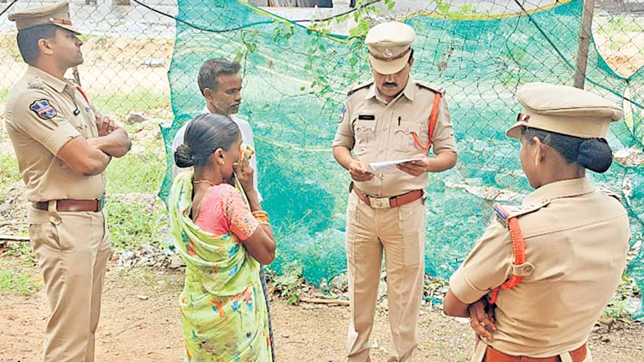 పురుగుల మందు డబ్బాతో ప్రజావాణికి