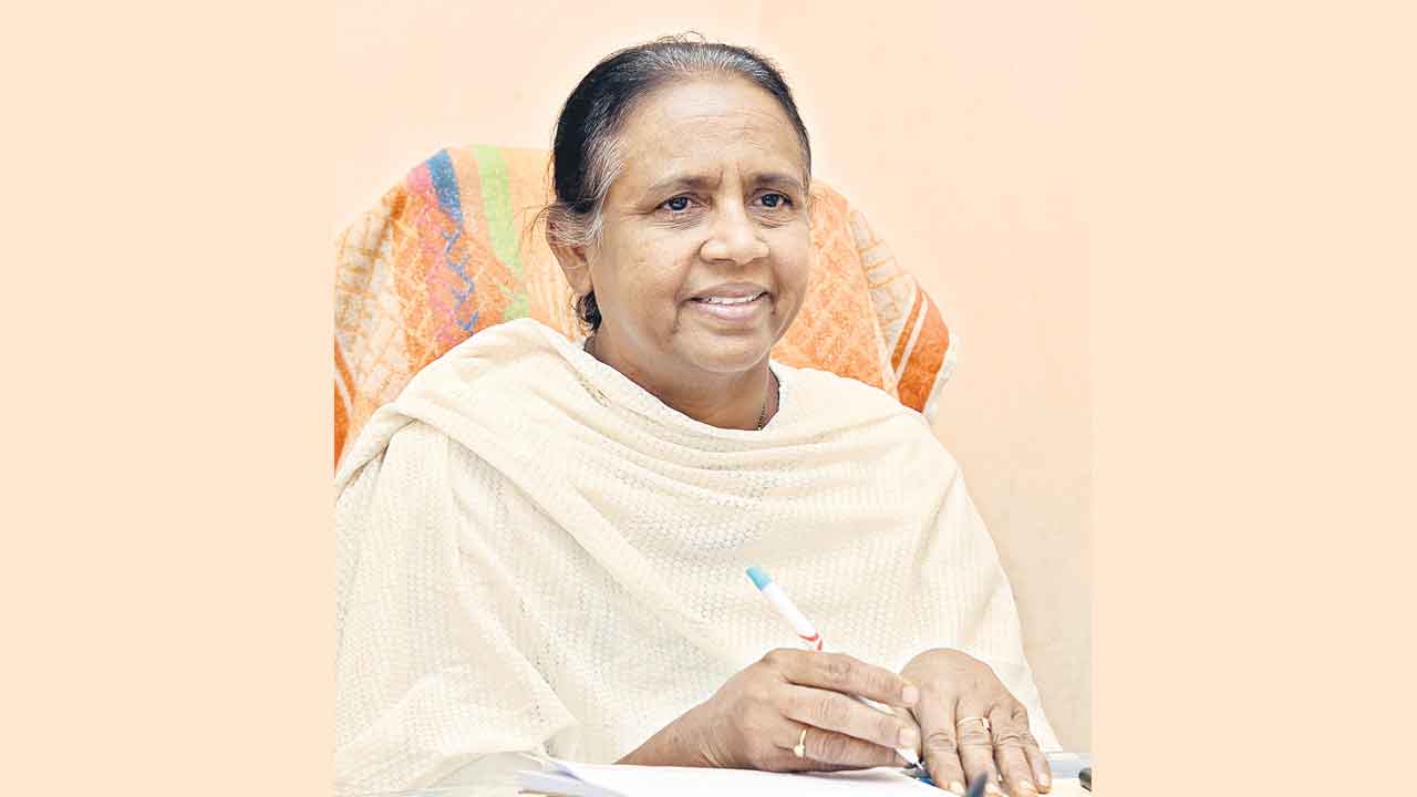 సుహాసిని.. పేదోళ్ల డాక్టరమ్మ