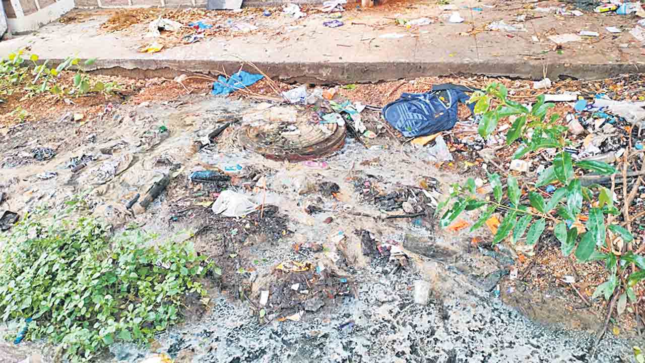 ఎడ్యుకేషన్‌ హబ్‌ ప్రాంగణంలో కంపుకొడుతున్న డ్రైనేజీ