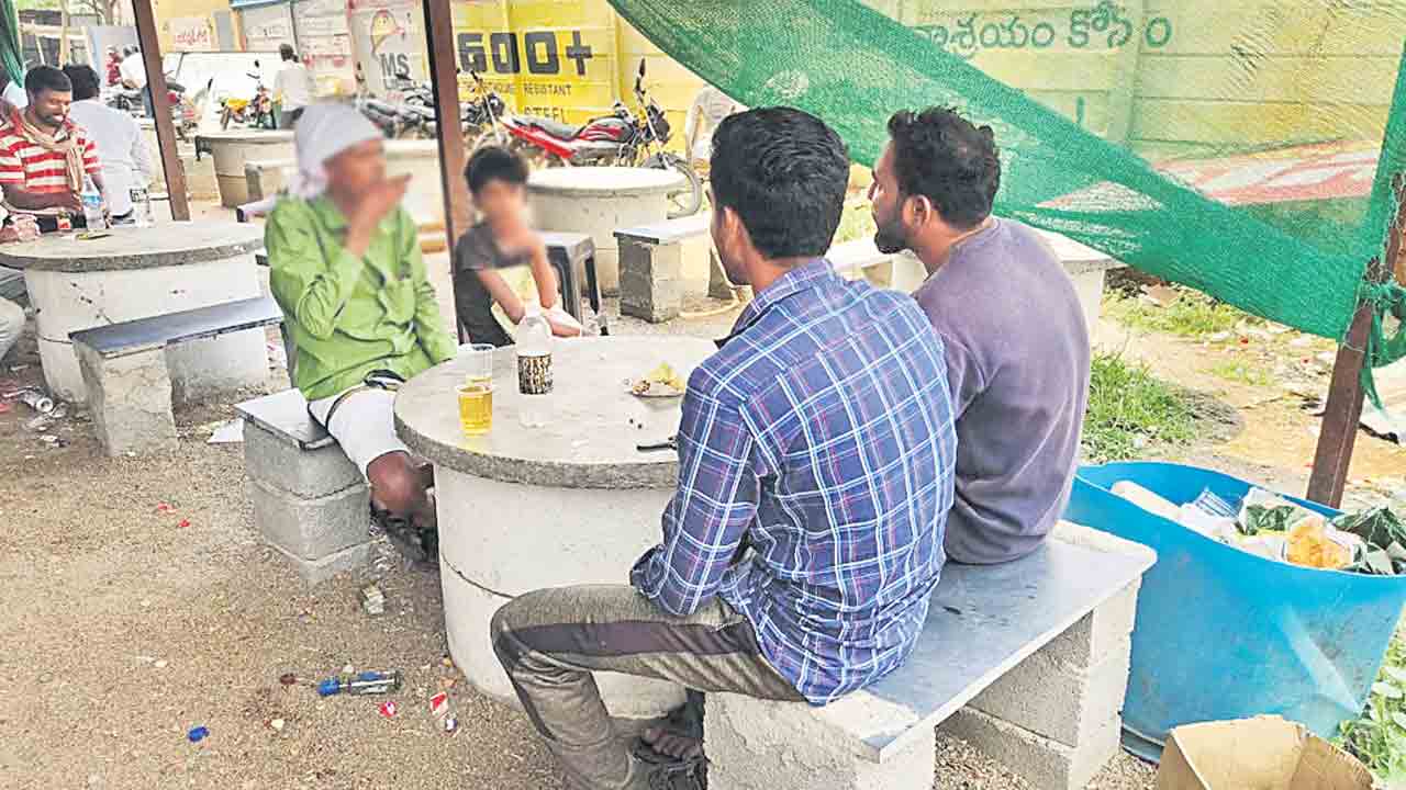 పాలు లేని గ్రామాలుండొచ్చు.. మద్యం లేని పల్లెలు లేవు