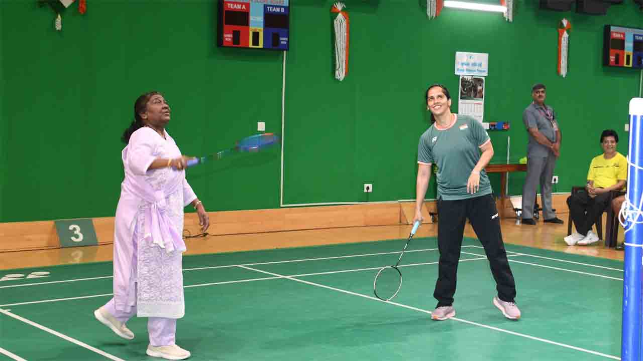 Droupadi Murmu | సైనాతో కలిసి సరదాగా బ్యాడ్మింటన్‌ ఆడిన రాష్ట్రపతి ముర్ము.. VIDEO