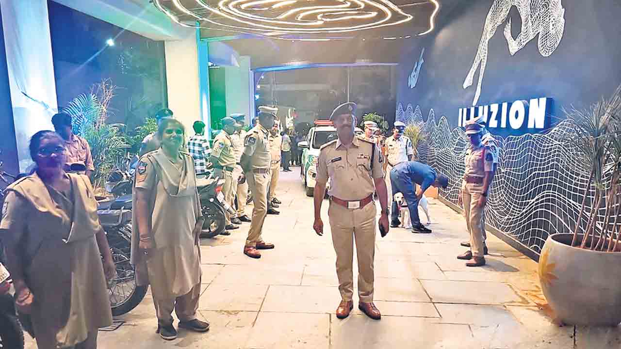 Sniffer Dogs | డ్రగ్స్‌ను కనిపెట్టే స్నిఫర్‌ డాగ్స్‌..