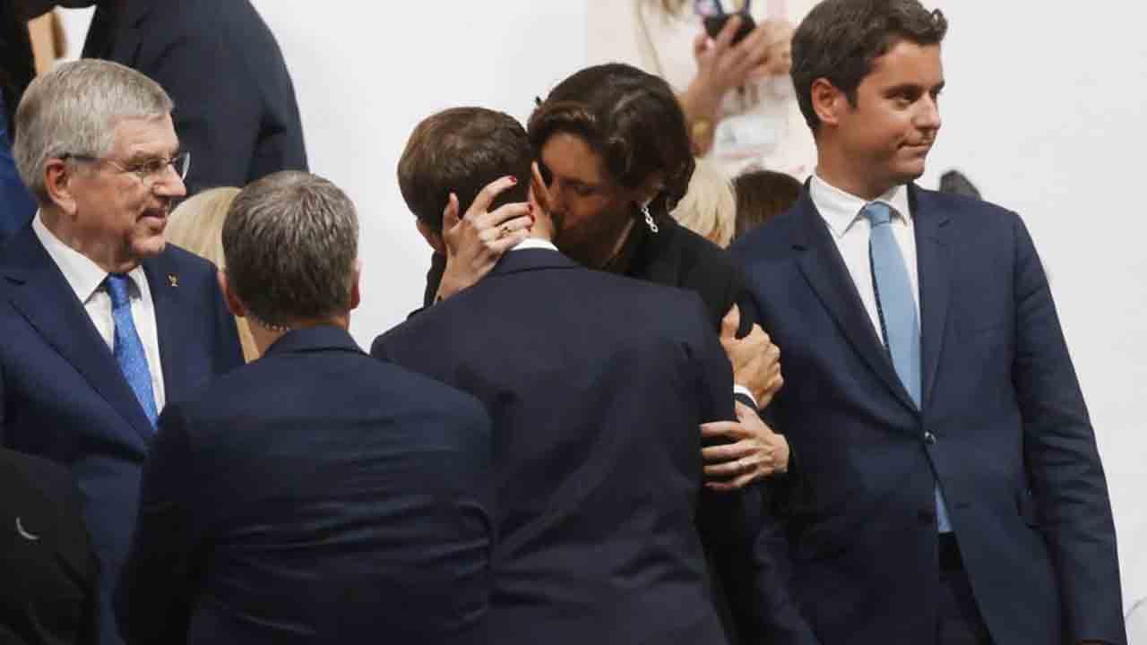 Emmanuel Macron | ఫ్రాన్స్‌ అధ్యక్షుడికి గాఢ ముద్దు ఇచ్చిన క్రీడల మంత్రి.. వివాదానికి దారితీసిన ఫొటో
