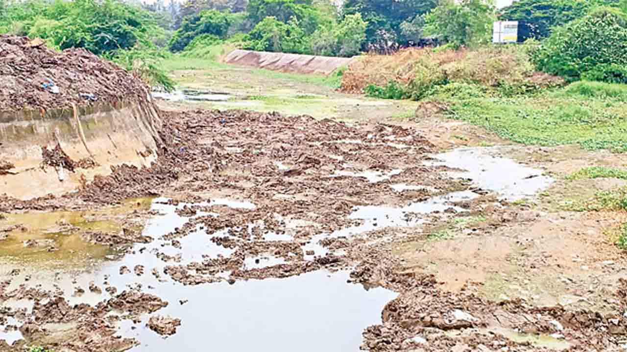 GHMC | వర్షాకాలంలోనూ నాలా పూడికతీత.. జూలై ముగుస్తున్నా కొనసాగుతున్న పనులు