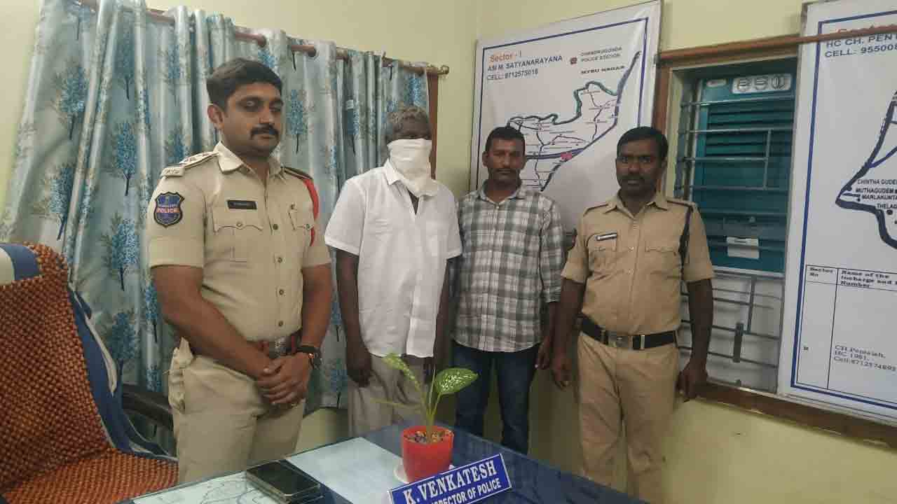 నకిలీ ఎంపీడీవో అరెస్టు