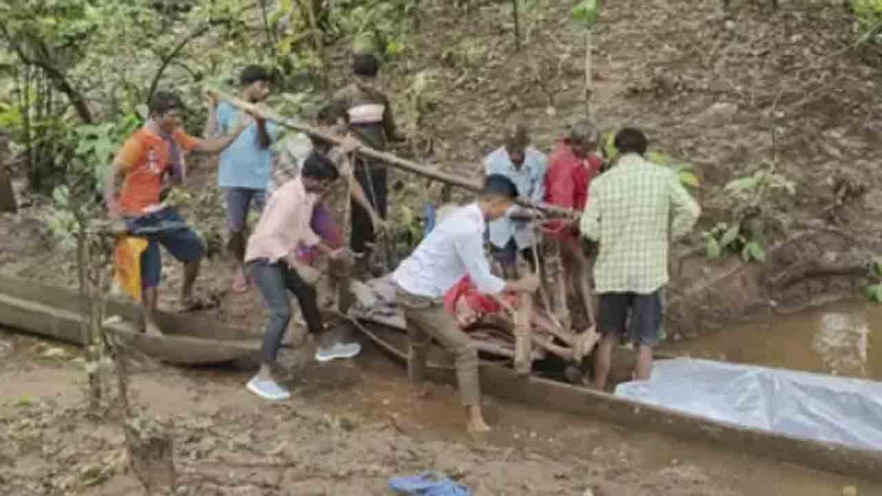 Family Carries Injured Man On Cot | గాయపడిన వృద్ధుడు.. మంచంపై మోసి ఆసుపత్రికి తరలించిన   కుటుంబ సభ్యులు