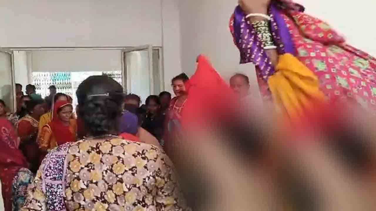 Family Strips In Protest | పెళ్లి రోజున అరెస్టైన గిరిజనుడు కస్టడీలో మృతి.. దుస్తులు విప్పి నిరసన తెలిపిన మహిళలు