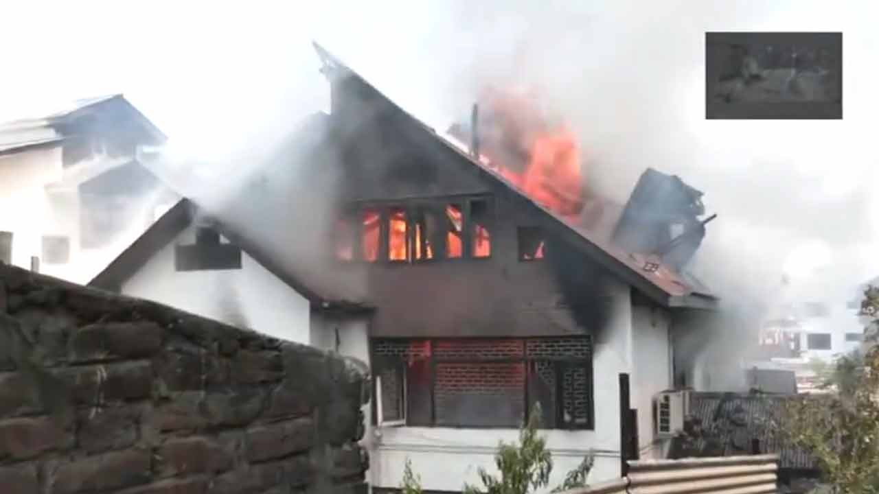 Fire accident | ఓ ఇంట్లో భారీ ఎత్తున ఎగిసిపడ్డ మంటలు.. Video