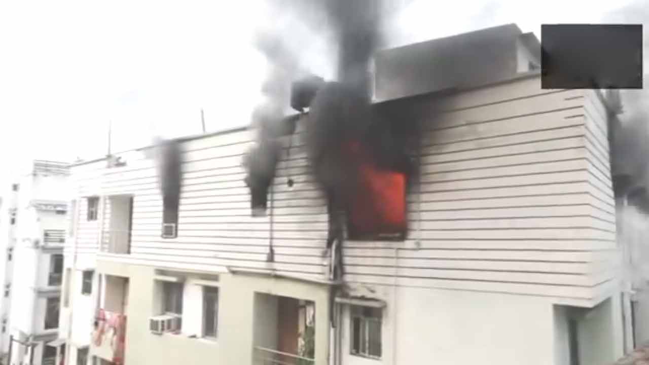 Fire accident | అపార్టుమెంట్‌లో ఎగిసిపడుతున్న అగ్నికీలలు.. మంటలార్పుతున్న ఫైర్‌ ఫైటర్స్‌.. Video