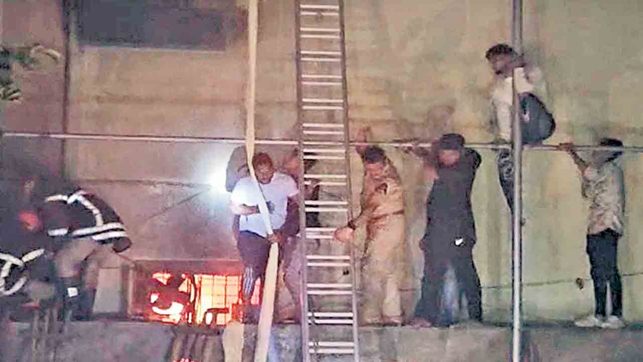 ఫర్నీచర్‌ గోదాంలో అగ్నిప్రమాదం