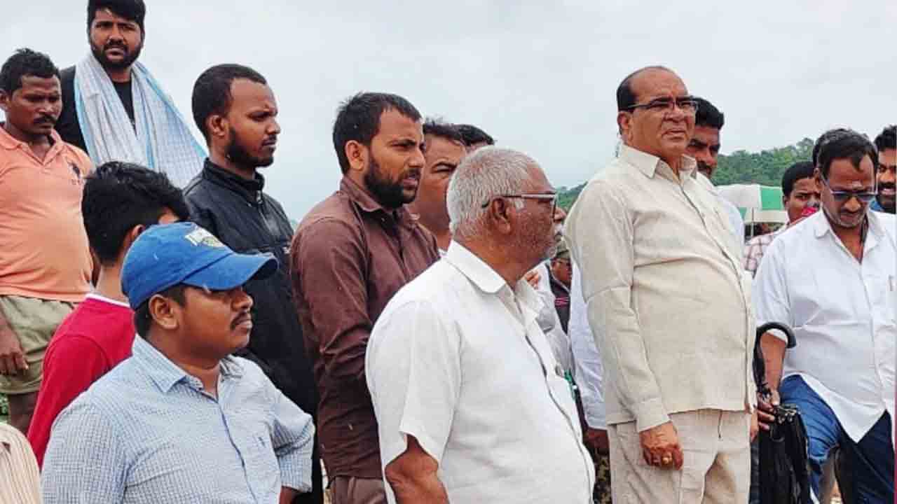 వరద బాధితులను ఆదుకోవాలి