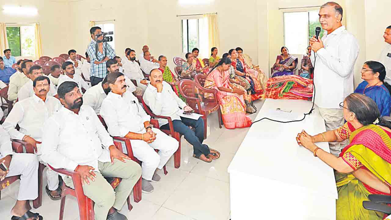 ప్రతిఒక్కరూ ప్రజల్లో ఉండి సేవ చేయాలి