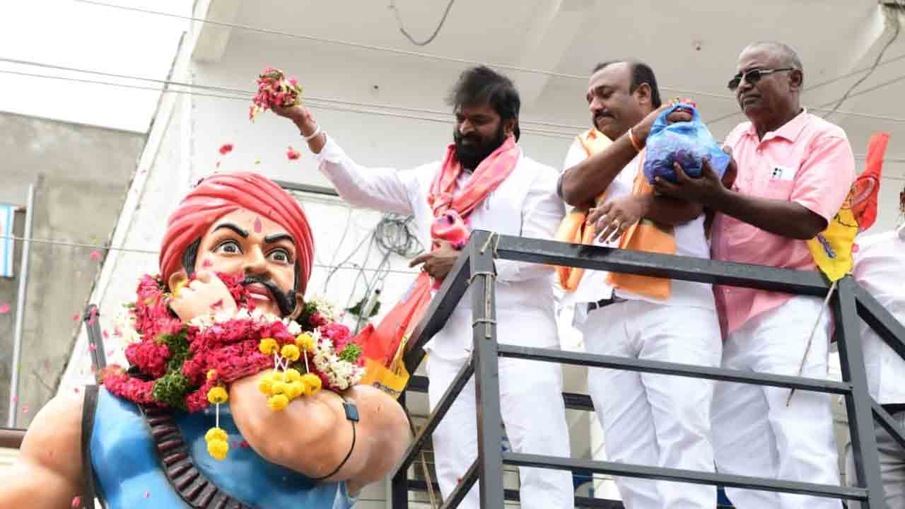 మహనీయులను ఆదర్శంగా తీసుకోవాలి