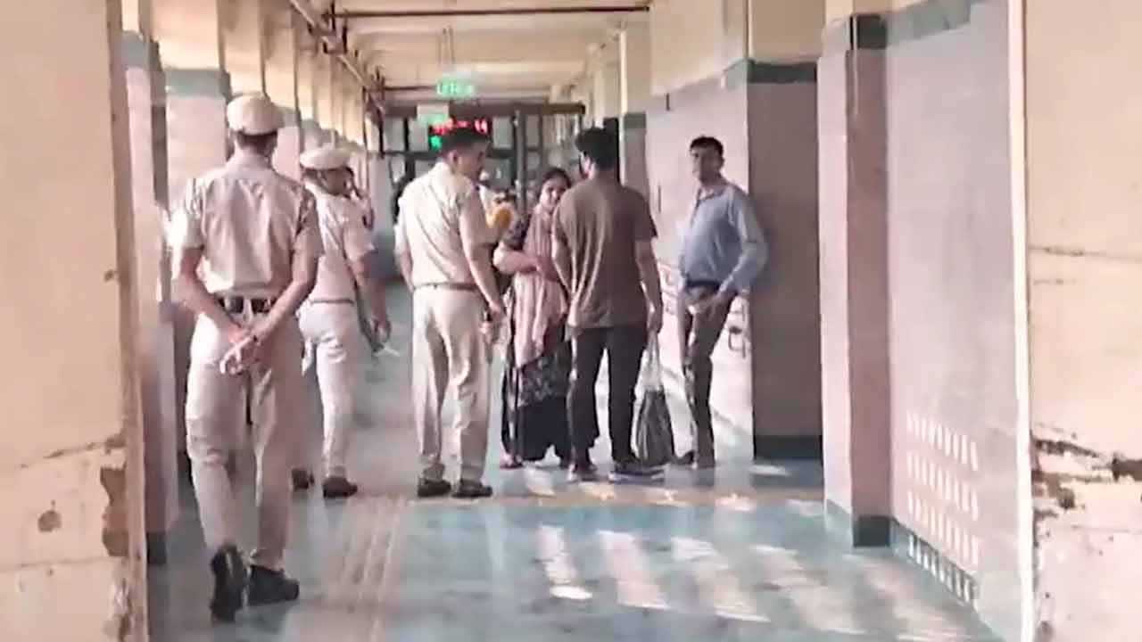 Crime news | ఆస్పత్రిలో ఒకరిని చంపడానికి వచ్చి మరొకరిని హత్య చేసిన వ్యక్తి..!