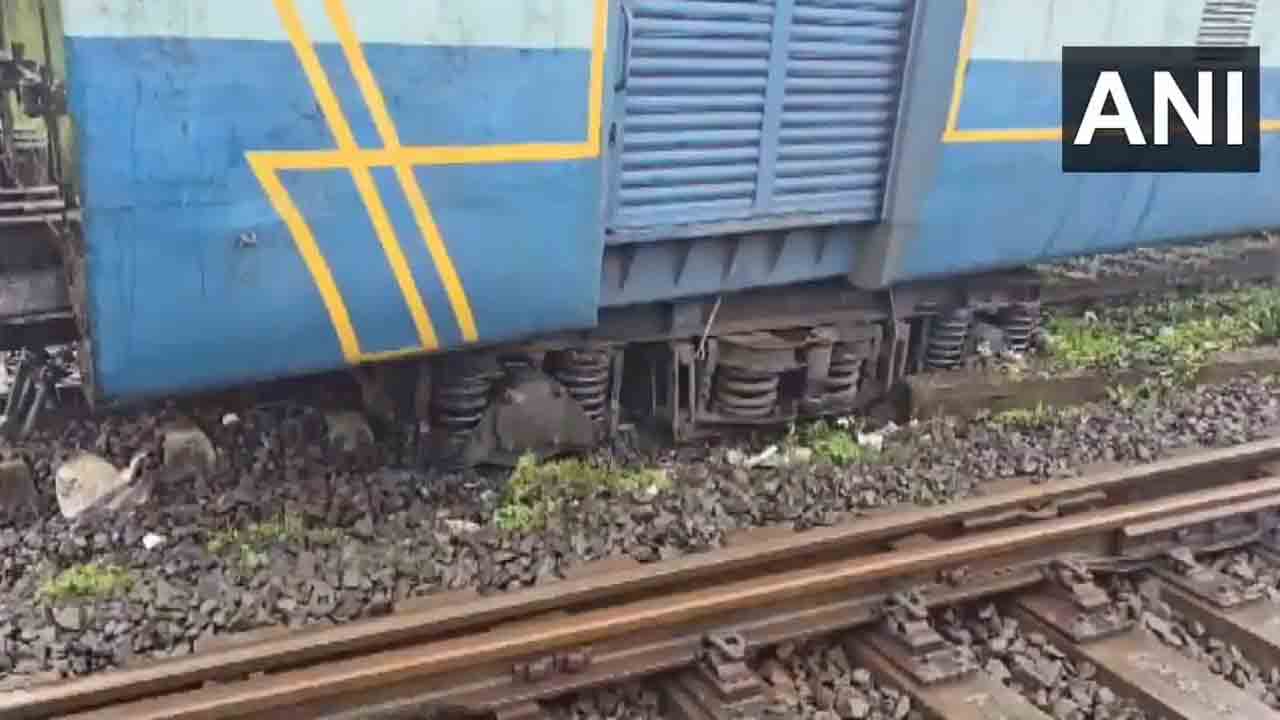 WATCH | గుజరాత్‌లో పట్టాలు తప్పిన గూడ్స్‌ రైలు