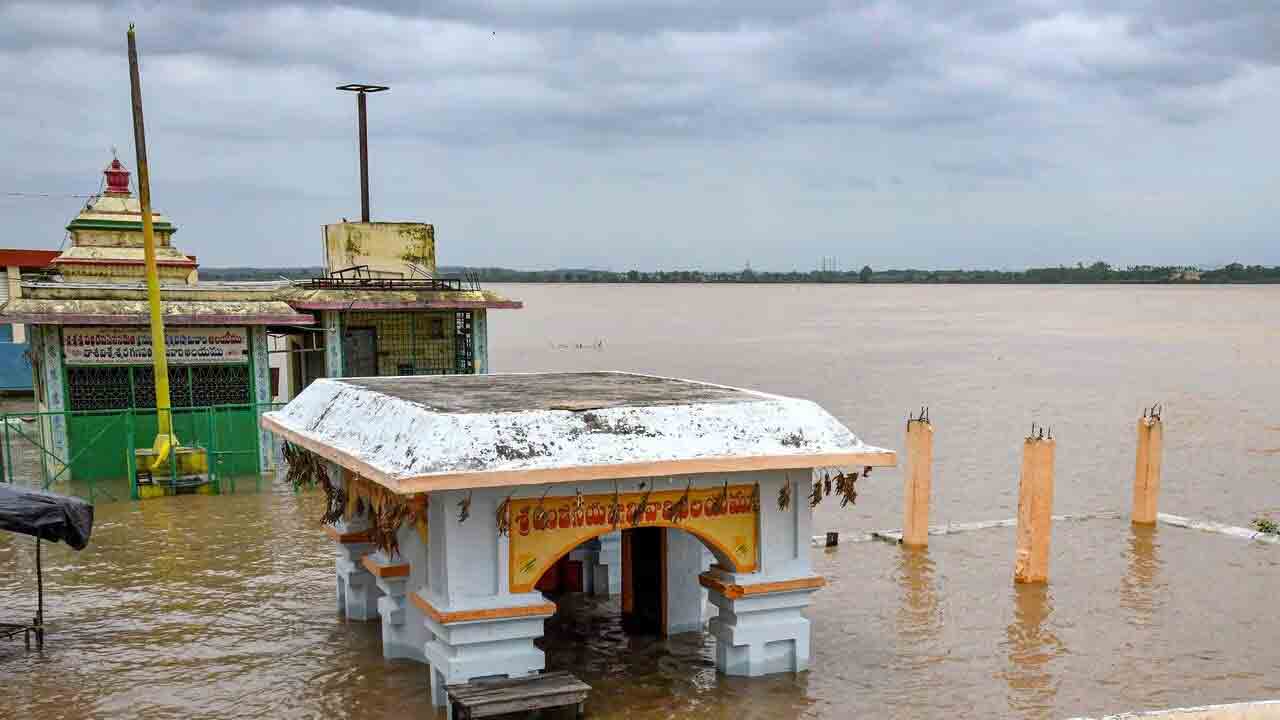 Bhadrachalam | గోదావరి మహోగ్రరూపం.. భద్రాచలం నుంచి నిలిచిన రాకపోకలు