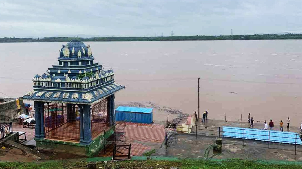 Godavari River | భద్రాచలం వద్ద గోదావరిలో పెరుగుతున్న వరద.. 35 అడుగులకు చేరిన ప్రవాహం..