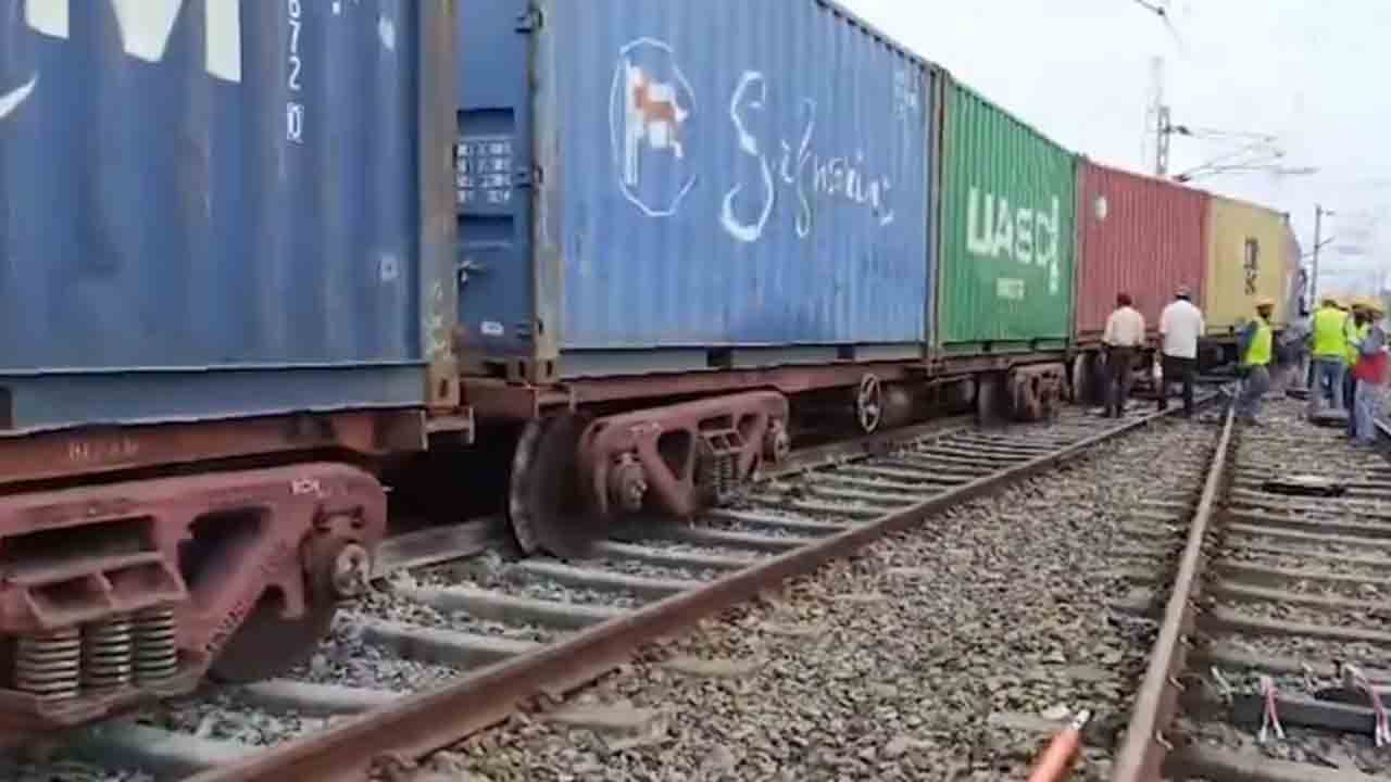 Goods Train Derails | పట్టాలు తప్పిన గూడ్స్‌ రైలు.. వీడియో వైరల్‌