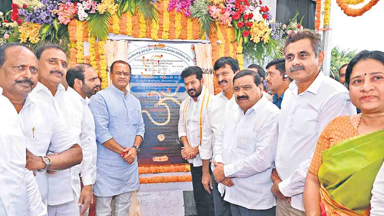 శంకుస్థాపన చేసి.. పనులు పూర్తి చేసి.. ప్రారంభానికి ఒత్తిడి చేసి..