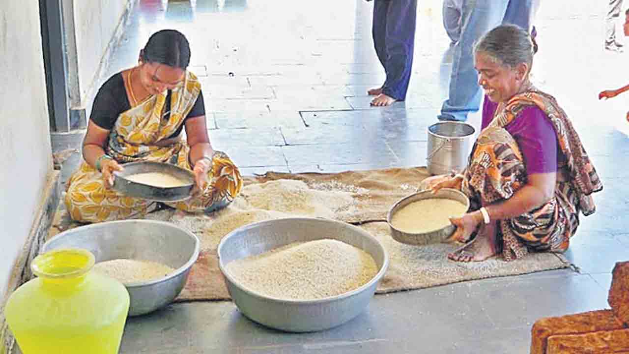 బిల్లులు రావు..వంట ఎట్ల వండాలె..