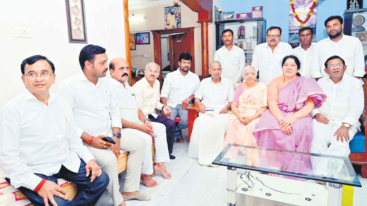 గోవింద్‌ నాయక్‌ను కలిసిన మాజీ మంత్రి, మాజీ ఎంపీ