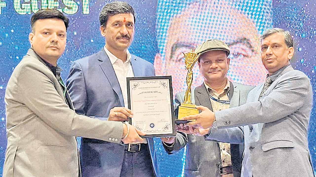 సింగరేణి సీఎండీకి ‘ట్రీ మ్యాన్‌’ అవార్డు