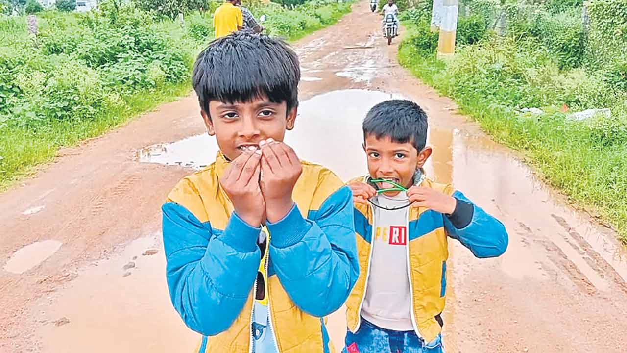 Jawahar Nagar | రోడ్డంతా బురదమయం.. రేవంత్‌ తాతయ్య మా కాలనీలో రోడ్డు వేయండి.. జవహర్‌నగర్‌ చిన్నారుల విజ్ఞప్తి