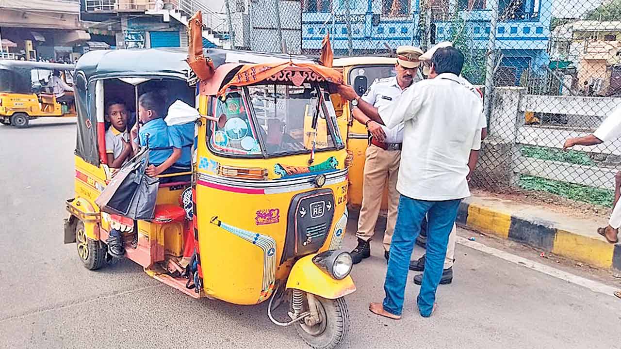 స్కూల్‌ వాహనాలపై స్పెషల్‌ డ్రైవ్‌