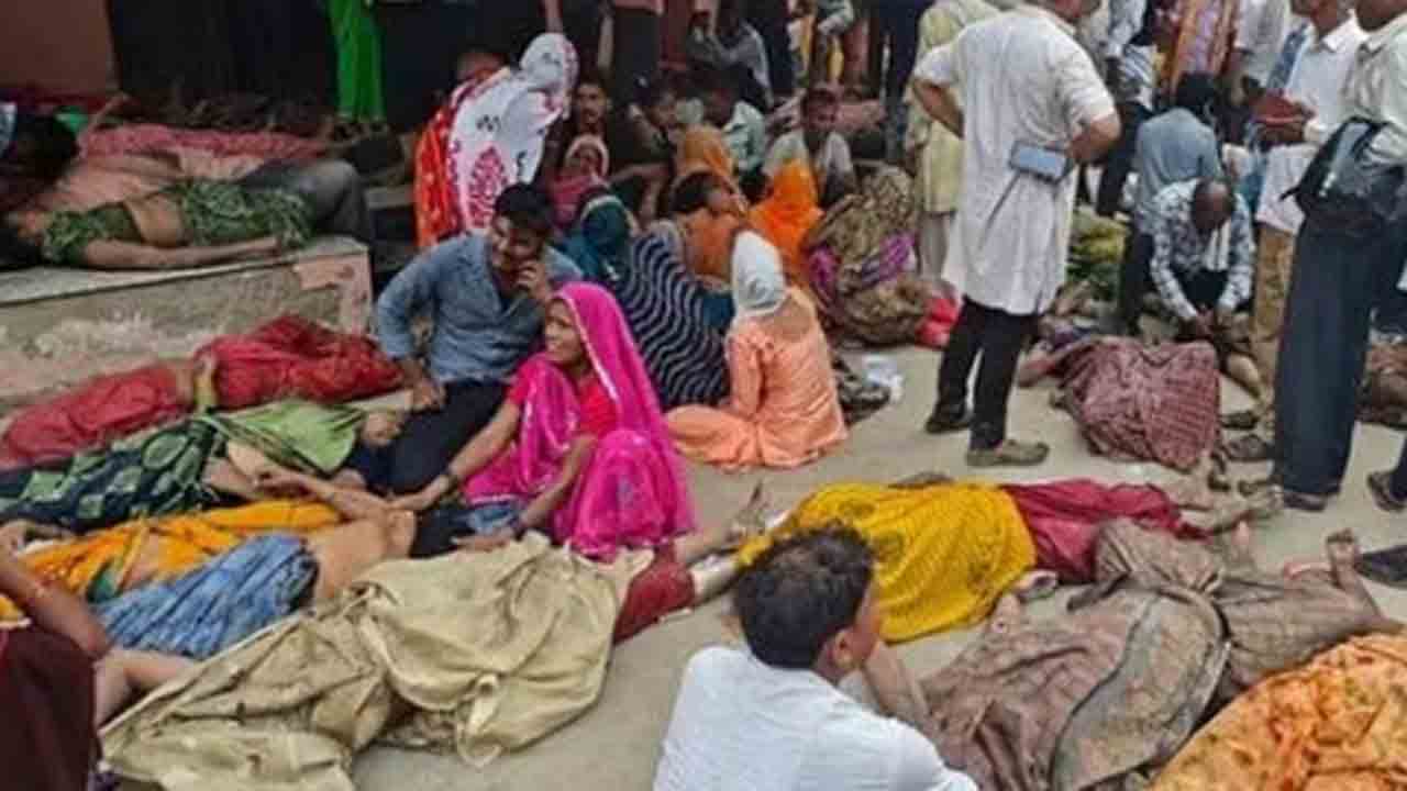 Hathras stampede | కుట్ర వల్లే హత్రాస్ తొక్కిసలాట.. కొందరు విషం చల్లి పారిపోయారన్న భోలే బాబా లాయర్‌