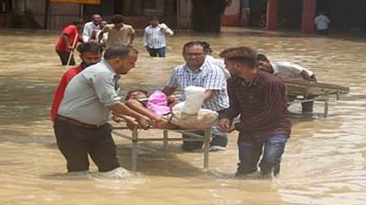 UP hospital | యూపీ ఆసుపత్రిని ముంచెత్తిన వరద.. రోగుల తరలింపు