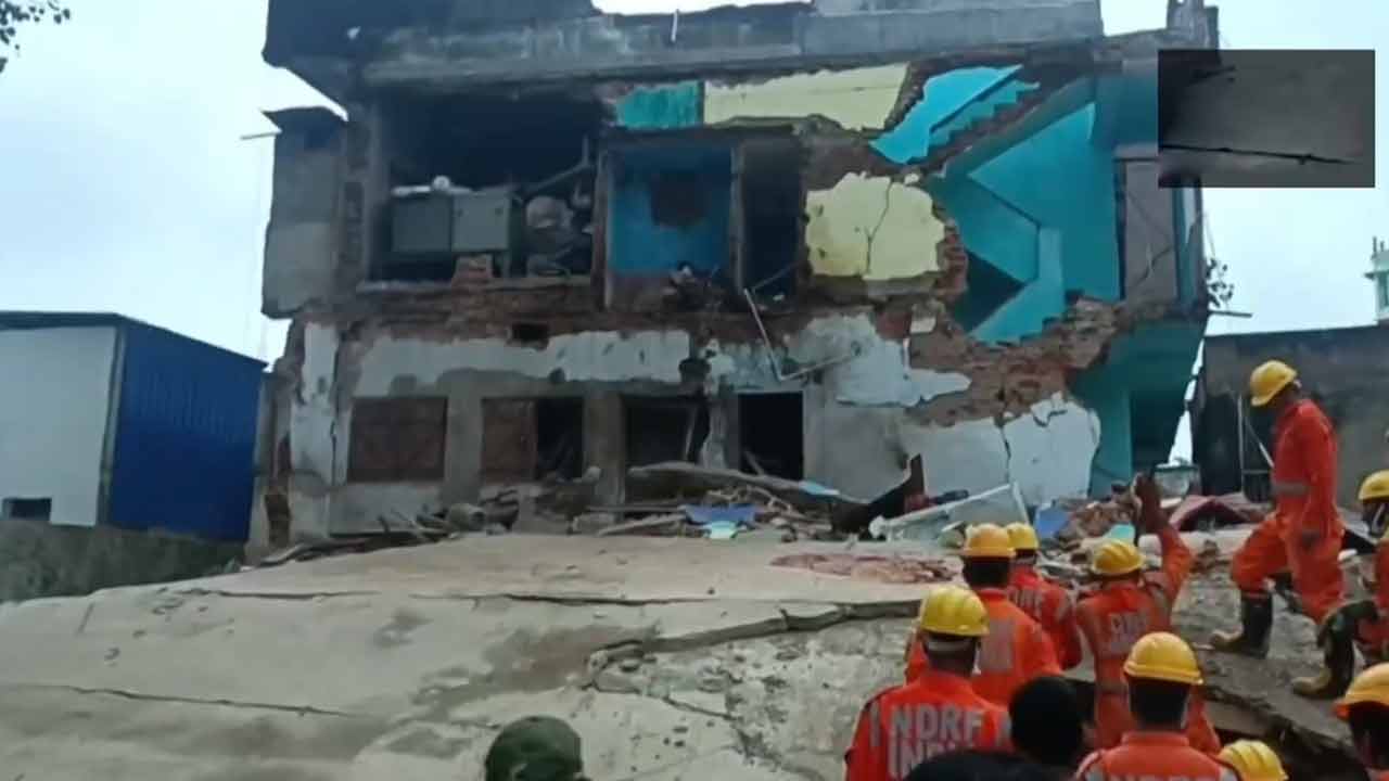 House collapsed | జార్ఖండ్‌లో కూలిన మూడంతస్తుల భవనం.. కొనసాగుతున్న రెస్క్యూ ఆపరేషన్‌