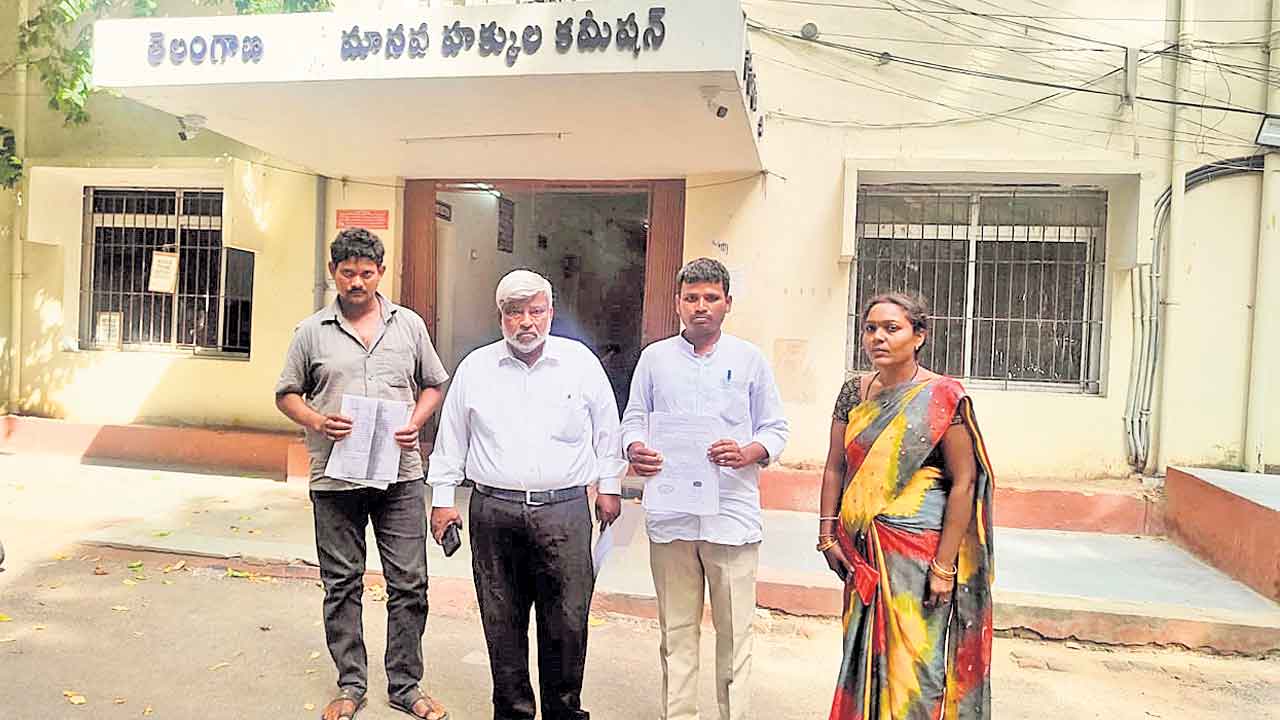 గిరిజన కూలీపై పోలీస్‌ దాష్టీకం