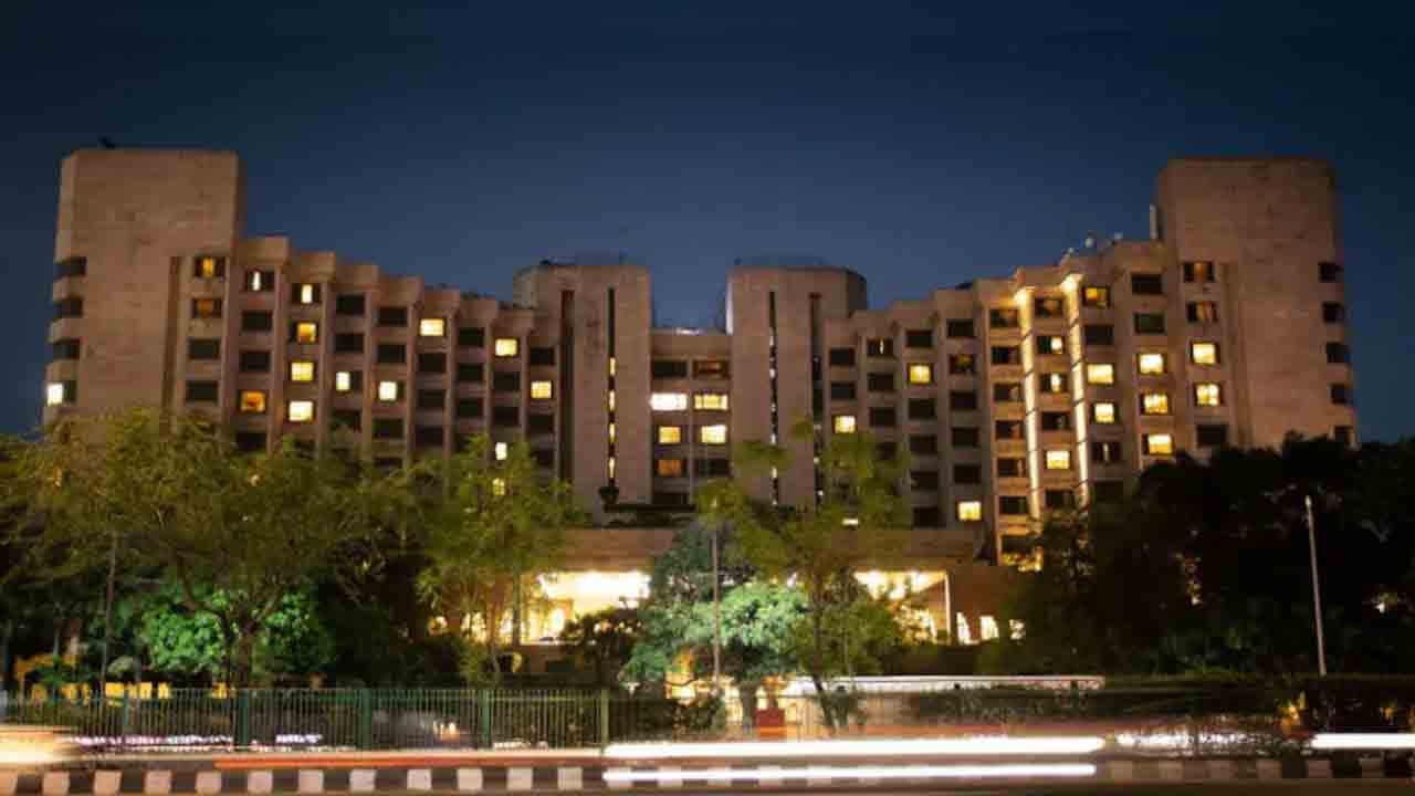 Hyatt Regency | ఫైవ్‌ స్టార్‌ హోటల్‌లో కూలిన షెడ్డు.. దంపతుల తలకు గాయాలు