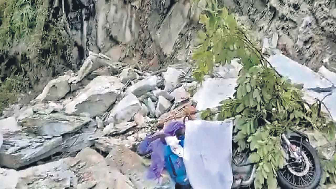 కొండచరియలు కూలి హైదరాబాదీల మృతి