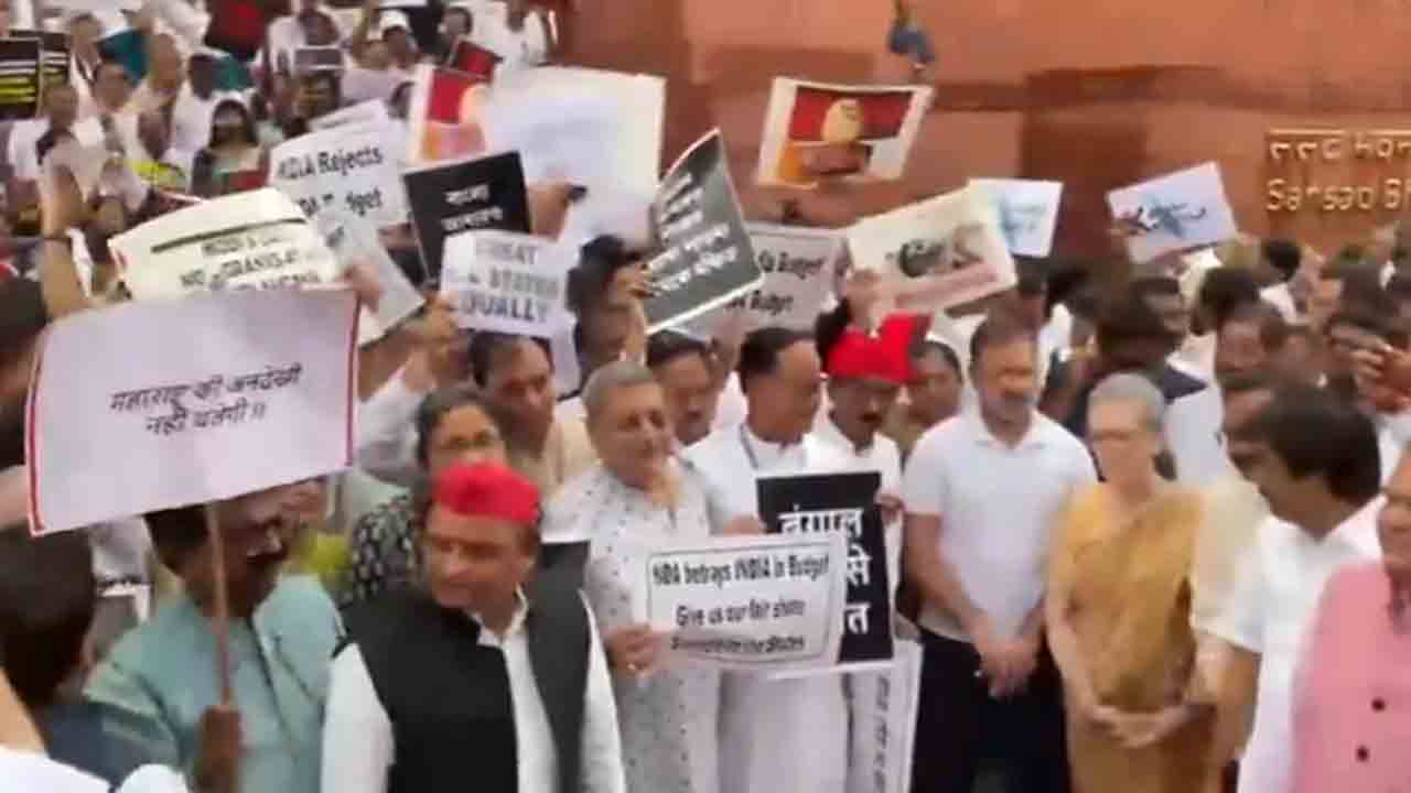INDIA parties | బడ్జెట్‌కు వ్యతిరేకంగా.. పార్లమెంట్‌ ఆవరణలో ఇండియా కూటమి నేతల నిరసన