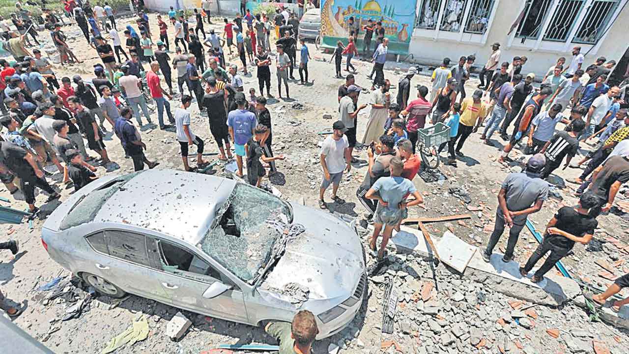 Israel | స్కూల్‌ భవనంపై ఇజ్రాయెల్‌ బాంబు దాడులు.. పిల్లలు సహా 30 మంది మృతి