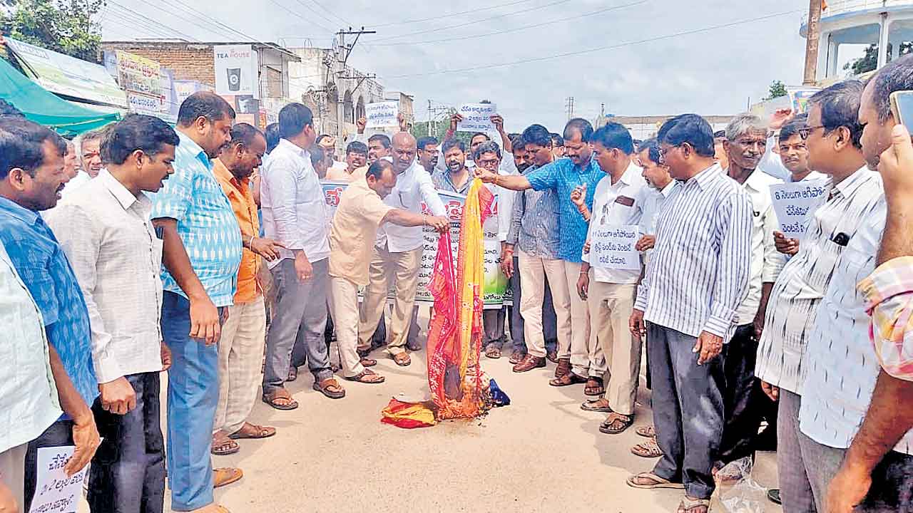 సీఎం వ్యాఖ్యలతో నేతన్నలకు అవమానం