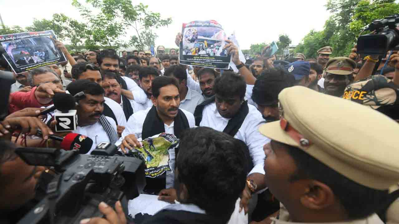YS Jagan | పోస్టర్లు గుంజుకుని చించే హక్కు ఎవరిచ్చారు?.. ఏపీ అసెంబ్లీ వద్ద పోలీసులపై వైసీపీ చీఫ్‌ జగన్‌ ఆగ్రహం
