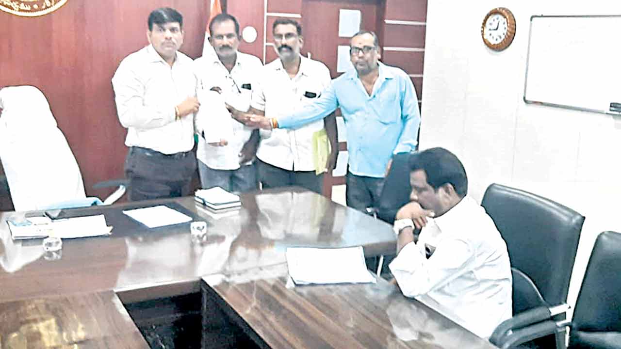 టోకెన్‌ సమ్మెకు బల్దియా కార్మికులు సిద్ధం