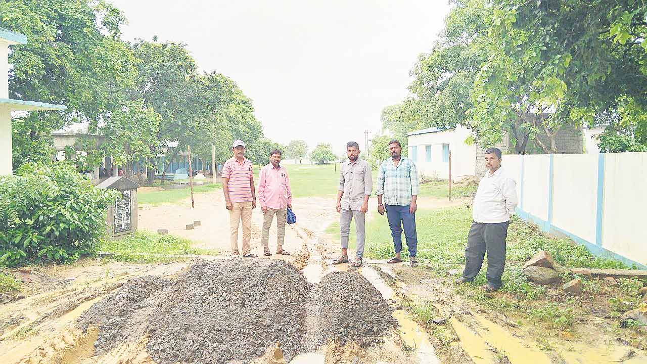 బురద రోడ్డుకు మరమ్మతులు