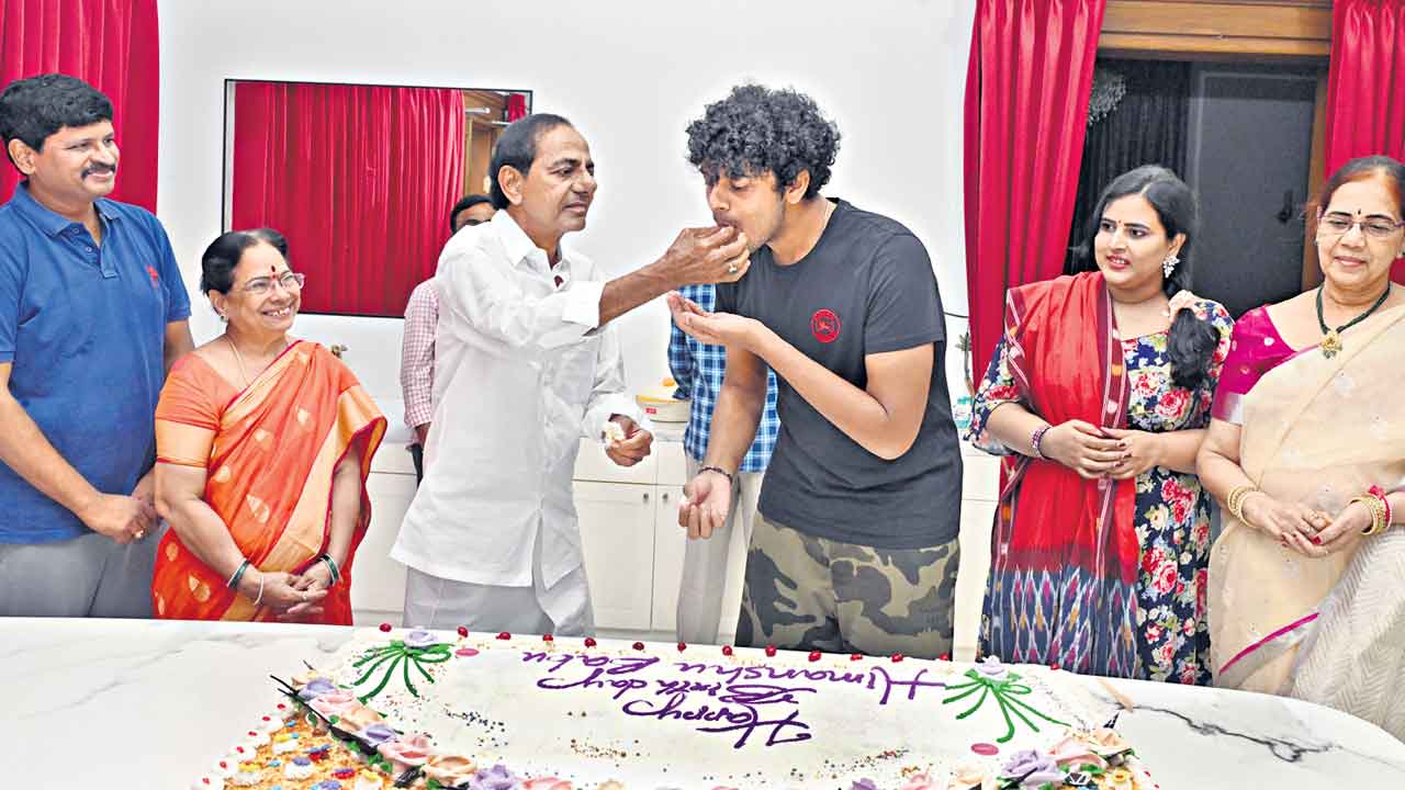 హిమాన్షును ఆశీర్వదించిన కేసీఆర్‌